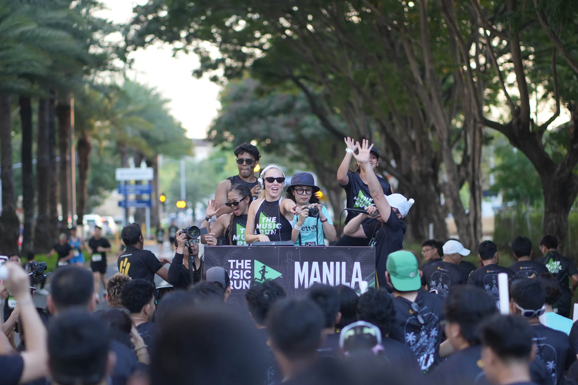 Music Run Manila hosts leading a cheering crowd along the course